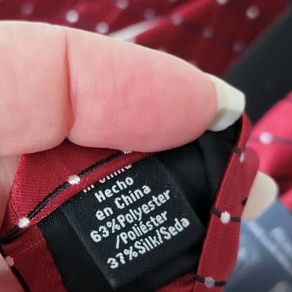 Croft & Barrow Neck Tie NWT Men's Burgundy Dots Geometric 57" x 3 1/4" - Picture 4 of 4